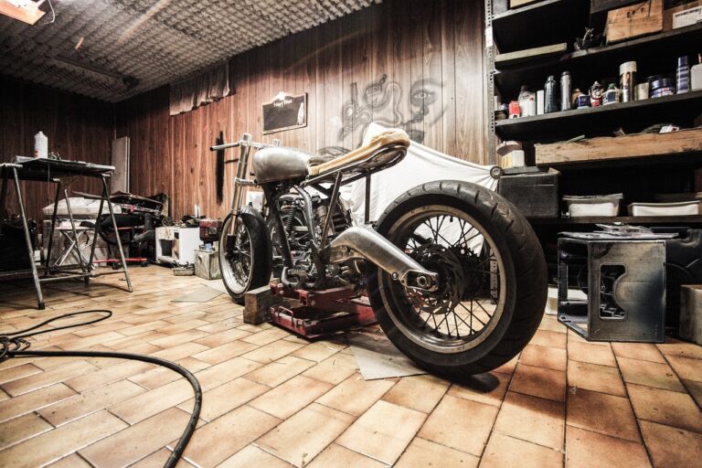 Budowa garażu na motocykl: Porady i pomysły